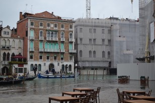 Cafe tables--plenty of open seats, if you don't mind wet feet!